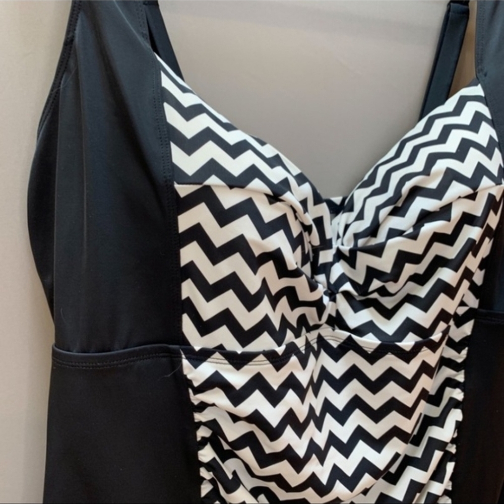 Torrid Size 4 Black & White Chevron One Piece Swimsuit | Plus Size 4X image 3